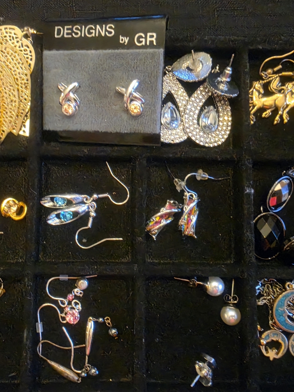 Assorted lot of over 40 pairs of pierced Earrings Variety Styles - Picture 10 of 13